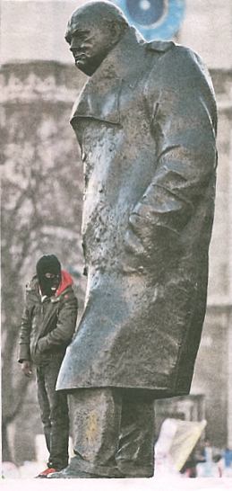 Statue of Churchill with 'student'